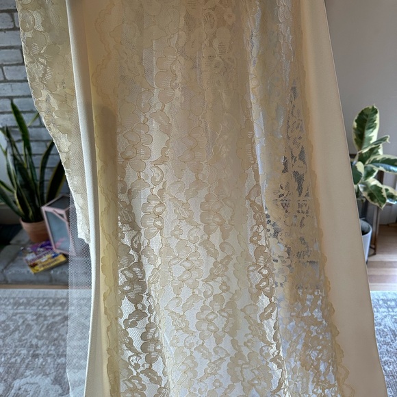 VINTAGE 1960s Cream Lace and Crepe Wedding Dress - Picture 6 of 7